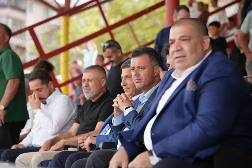 Sarıkurt’tan Çorluspor 1947’ye tribünden destek 2 Başkan Ahmet Sarıkurt, Ziraat Türkiye Kupası maçında Çorluspor 1947’nin yanındaydı.
