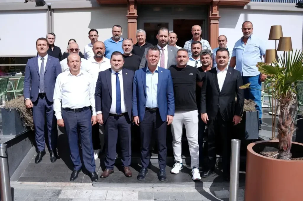 Ahmet Sarıkurt’tan M plakalı şoförlere destek açıklaması 10 Çorlu Belediye Başkanı Ahmet Sarıkurt, M plakalı şoför esnafı ile toplantı yaptı.