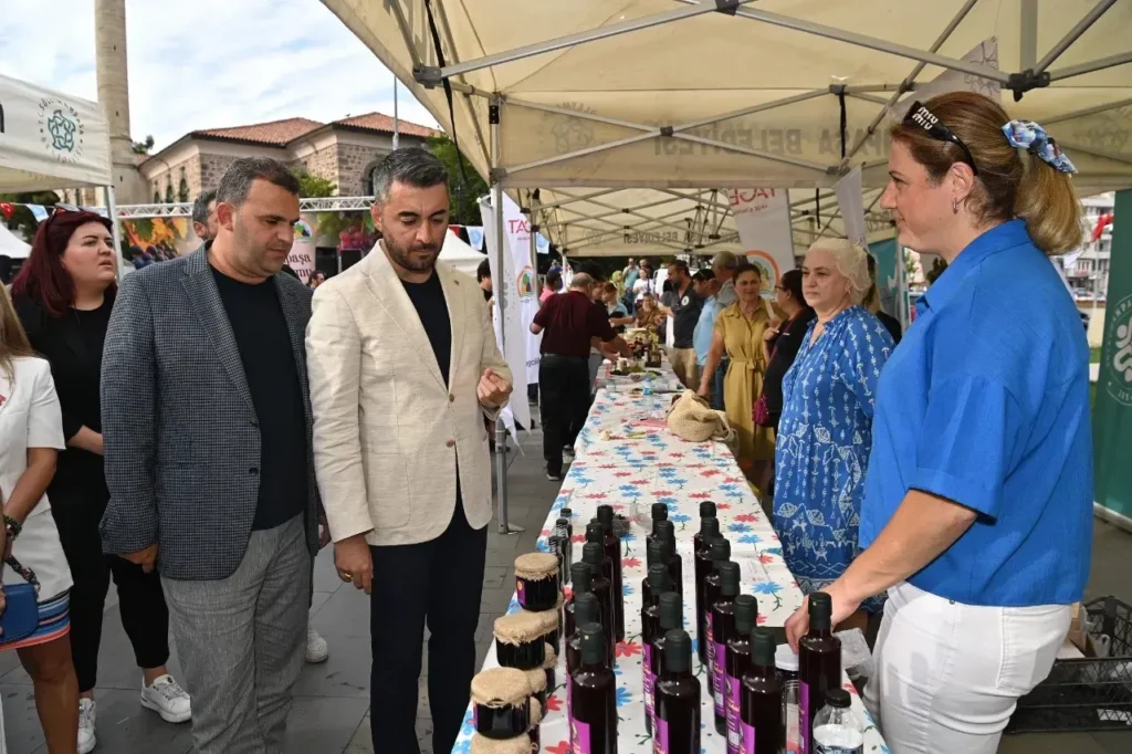 Süleymanpaşa Bağbozumu Şenliği’ne yoğun katılım 2 Süleymanpaşa’daki bağbozumu şenliği – Yöresel ürünler ve yarışmalarla renkli anlar.