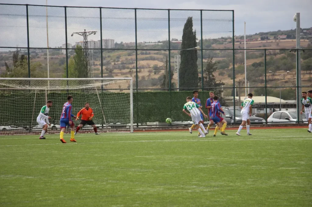 Kazanderespor, Tekirdağ Adaletspor’u 3-0 yenerek sezona galibiyetle başladı.