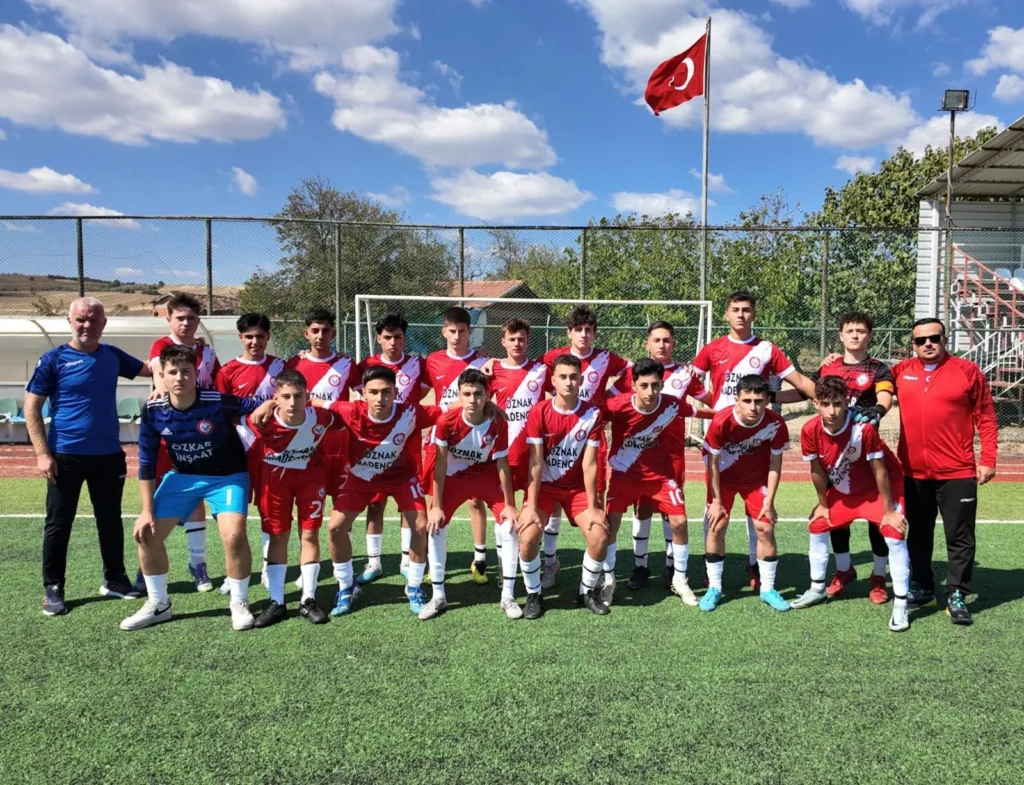 Tekirdağ U16 Futbol Ligi’nde ikinci hafta heyecanı başlıyor 4 Tekirdağ U16 Futbol Ligi’ndeki heyecanlı maçlardan bir kadro görüntüsü.