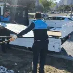 Tekirdağ Büyükşehir Belediyesi zabıta ekipleri, Çerkezköy’deki izinsiz tabelaları kaldırarak kent estetiğini korudu.