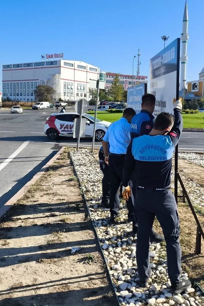 Tekirdağ Büyükşehir Belediyesi zabıta ekipleri, Çerkezköy’deki izinsiz tabelaları kaldırarak kent estetiğini korudu.