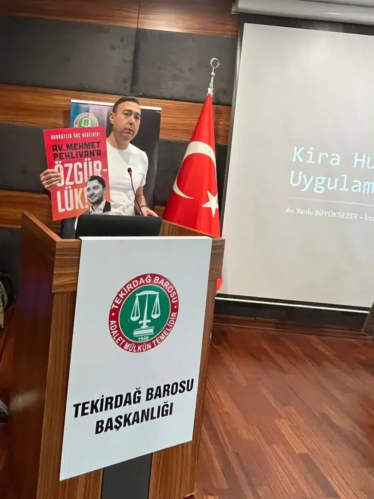 Tekirdağ Barosu’ndan hukuki sorunlara çözüm odaklı seminer 4 Tekirdağ Barosu tarafından düzenlenen seminerde, avukatlara kira tespit ve tahliye davaları hakkında bilgiler verildi.