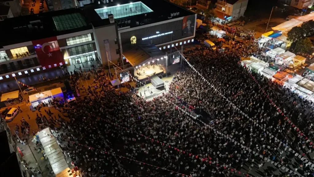 Tuğçe Kandemir Saray’da Zafer Bayramı coşkusunu zirveye taşıdı 1 Tuğçe Kandemir Saray konseri 30 Ağustos Zafer Bayramı kutlamaları