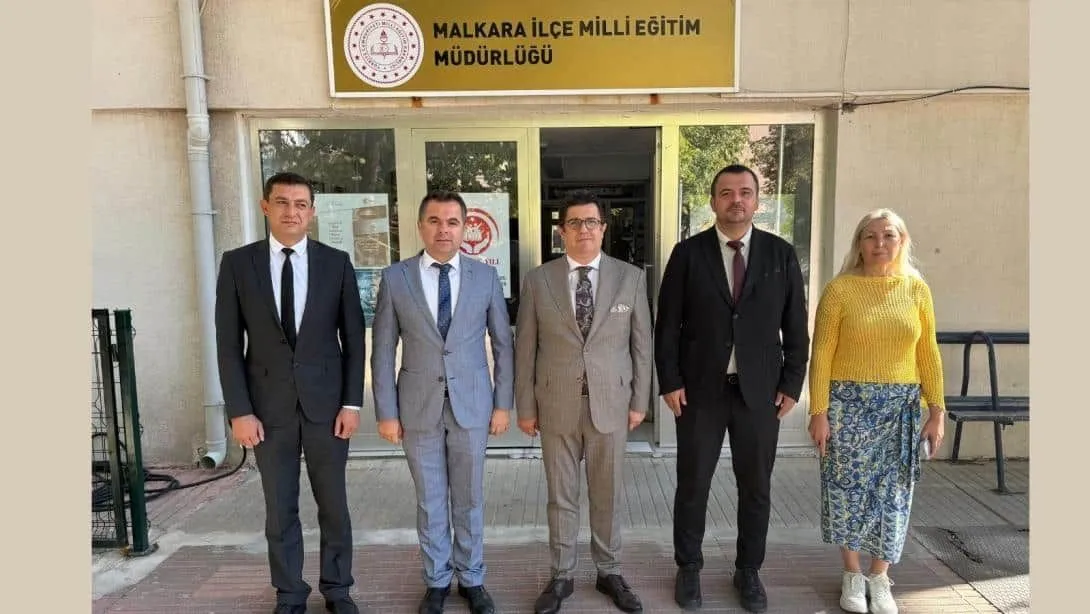İl Milli Eğitim Müdürü Dr. Aziz Yeniyol, Malkara İlçe Milli Eğitim Müdürlüğü önünde.