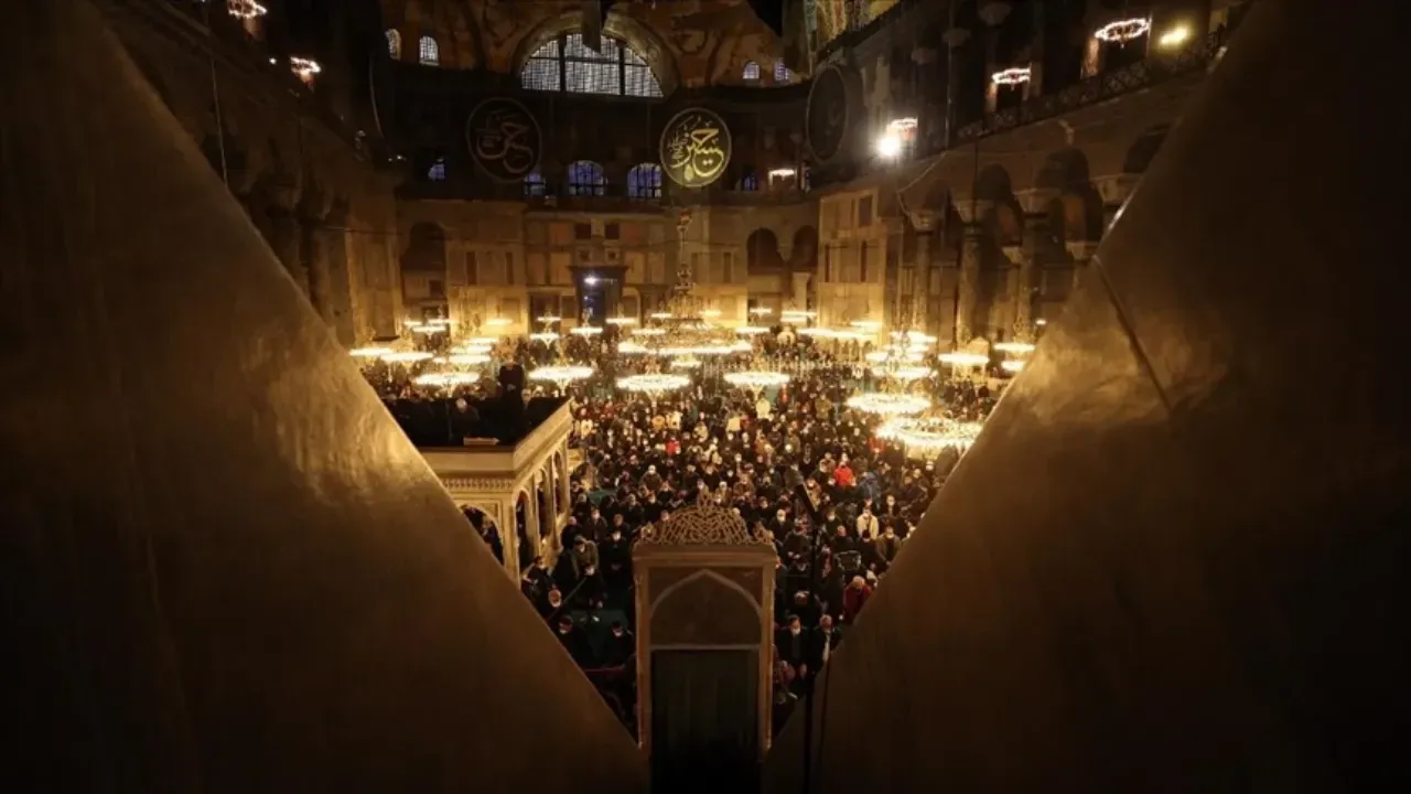 Üç aylar başladı: Bu gece Regaib Kandili