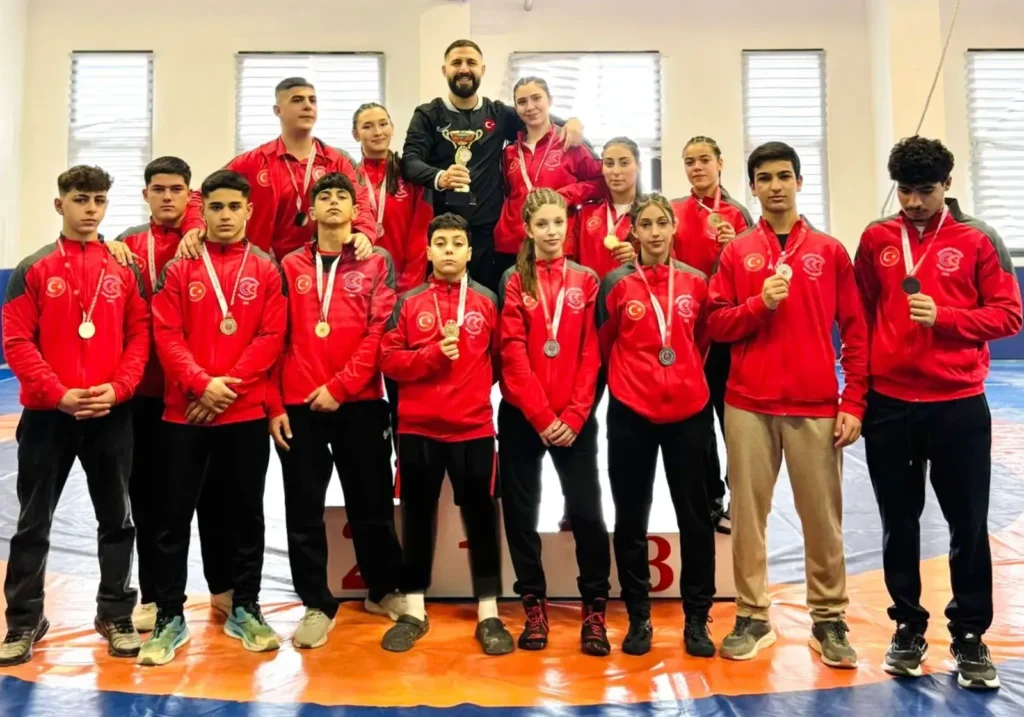 Çerkezköy'ün genç güreşçileri şampiyon oldu!