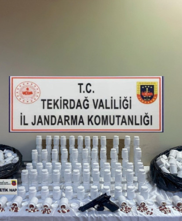 Tekirdağ Narkotik Şube’den büyük operasyon: Binlerce ilaç ele geçirildi! 2 Tekirdağ Narkotik Şube’den büyük operasyon: Binlerce ilaç ele geçirildi!