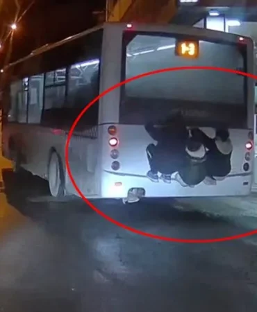Tekirdağ'da otobüsün arkasına tutunan 3 çocuk trafikte panik yarattı 8 Tekirdağ Süleymanpaşa’da otobüsün arkasına asılan çocuklar kamerada