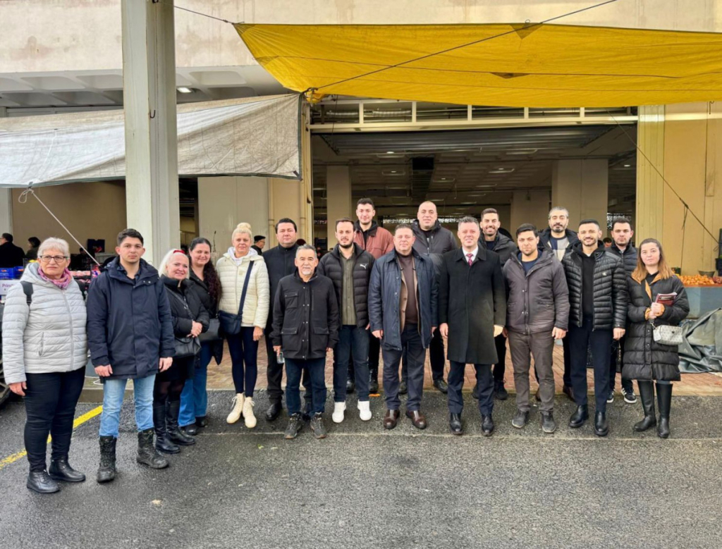 Çorlu Belediye Başkanı Ahmet Sarıkurt Atakent Kapalı Pazar Yeri’nde esnafı ziyaret ederken