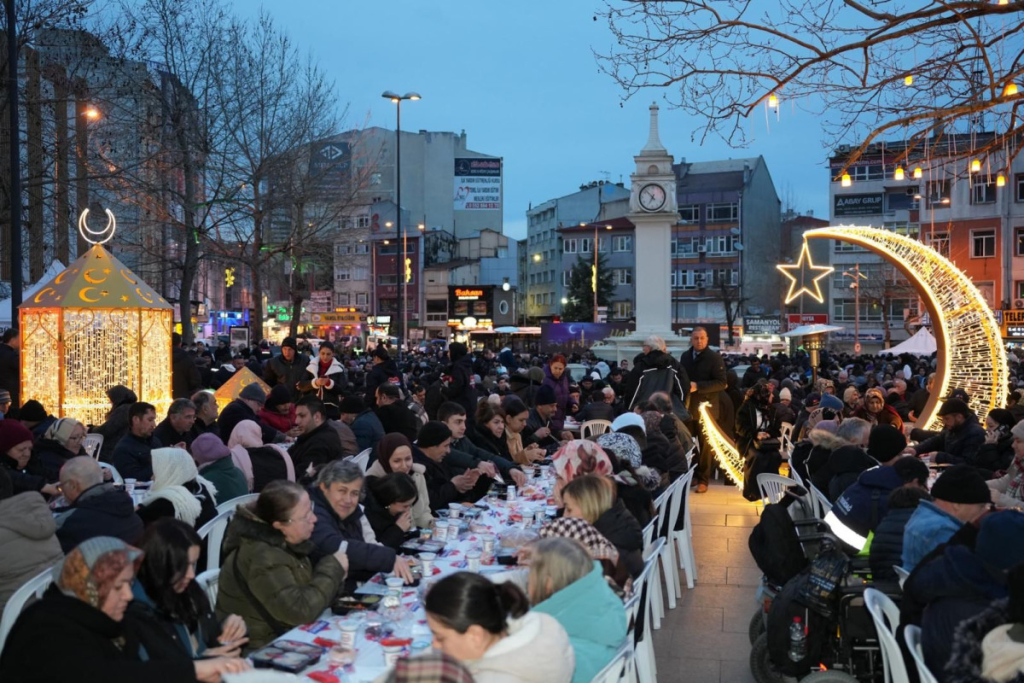 Çorlu’da binlerce kişi iftarda buluştu