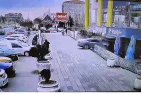 Çorlu'da kontrolden çıkan araç kafeye daldı