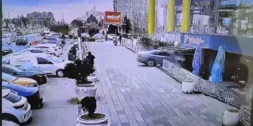Çorlu'da kontrolden çıkan araç kafeye daldı