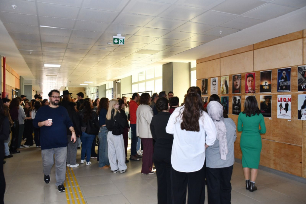 Tekirdağ Namık Kemal Üniversitesi Grafik Tasarımı Bölümü öğrencilerinin açtığı sergide eserleri inceleyen ziyaretçiler