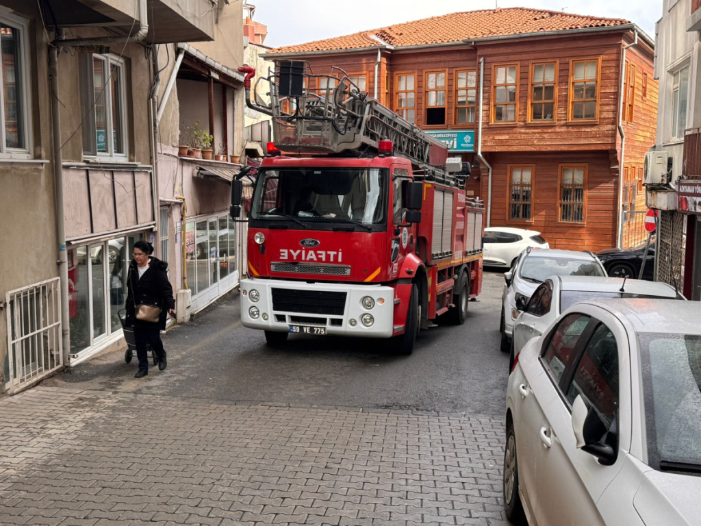 Süleymanpaşa’da çatıdan baca düştü