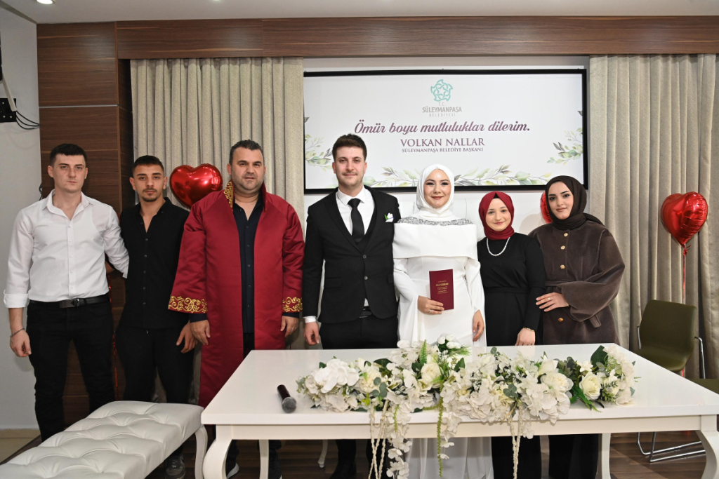 Süleymanpaşa'da yeni evlenen çiftlere konser sürprizi