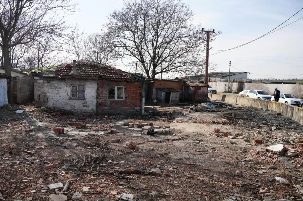 Çorlu’da şehir estetiğini bozan metruk binalar yıkılıyor