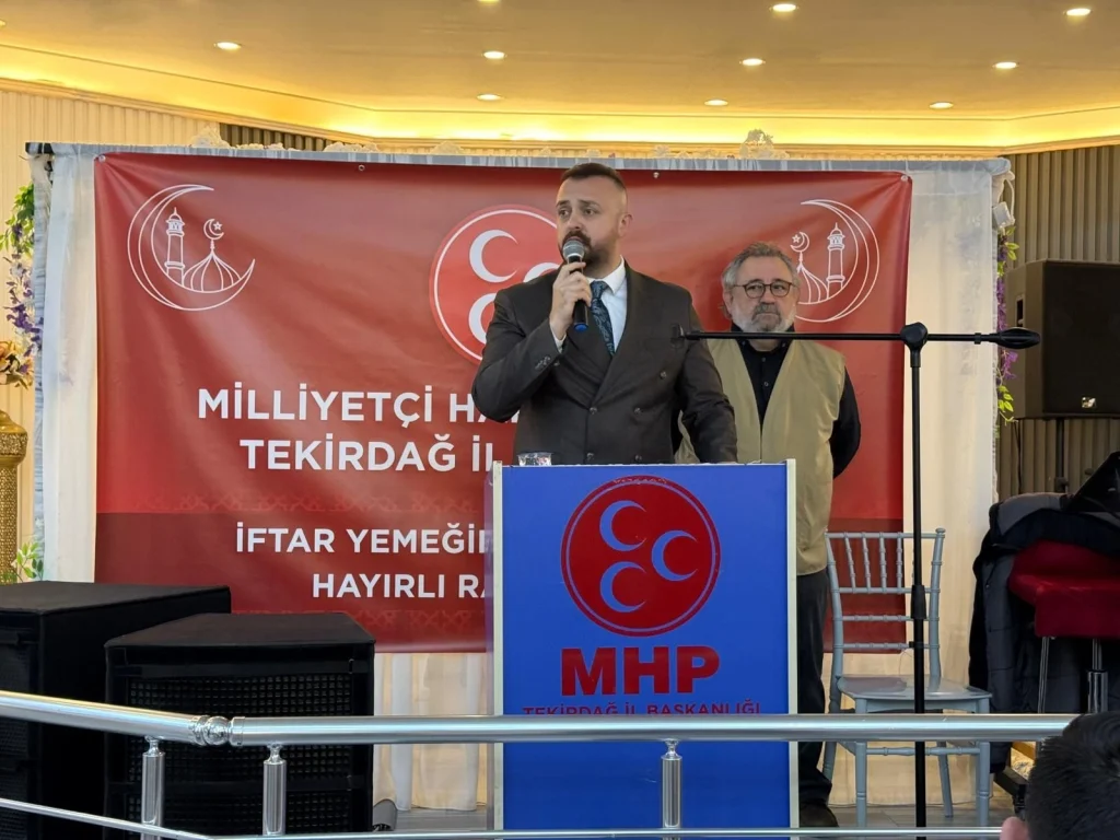 İlker Yücel’den Özgür Özel’e sert sözler: Mahalle yanıyor, siz aynaya bakıyorsunuz!