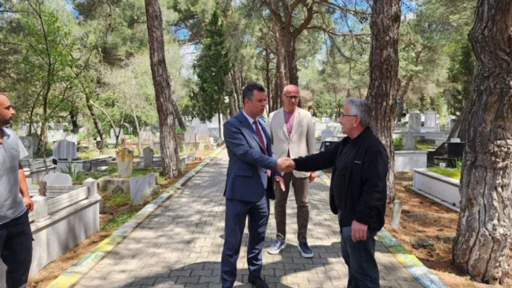 Başkan Sarıkurt mezarlıklardaki bayram hazırlıklarını inceledi 4 Tekirdağ haberleri - Başkan Sarıkurt mezarlıklardaki bayram hazırlıklarını inceledi