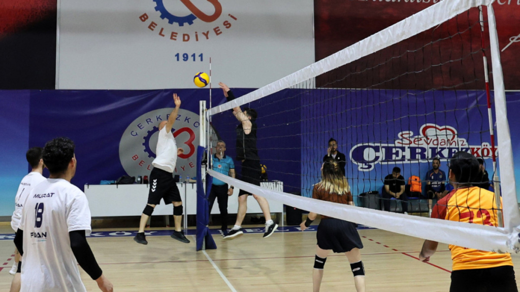 Tekirdağ haberleri - Çerkezköy'de gençler voleybolda kıyasıya yarıştı