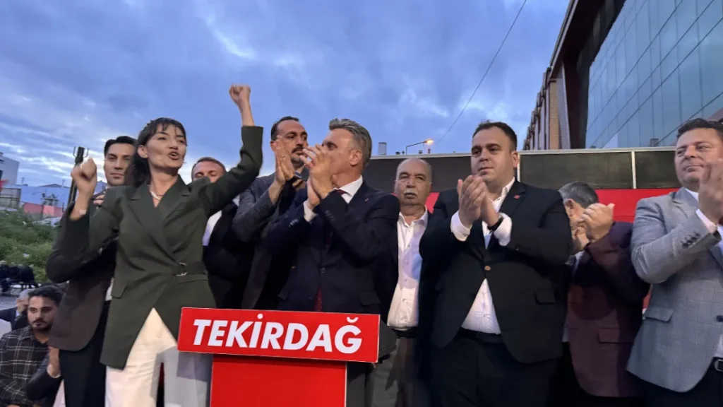 Tekirdağ haberleri - CHP Süleymanpaşa İlçe Örgütü'nden Özgür Özel'e tam destek: Bir adım bile geri atmayacağız!
