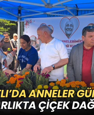 Muratlı’da Anneler Günü’nde mezarlıkta çiçek dağıtıldı 8 Tekirdağ haberleri - Muratlı’da Anneler Günü’nde mezarlıkta çiçek dağıtıldı