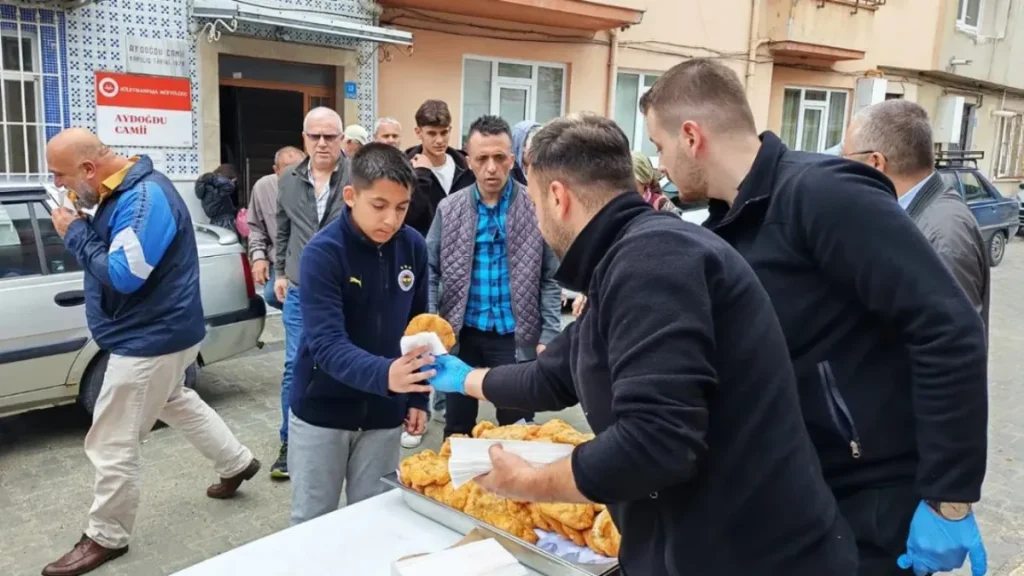 Süleymanpaşa Belediyesi’nden Aydoğdu Mahallesi’nde Cuma lokması ikramı 4 Tekirdağ haberleri - Süleymanpaşa Belediyesi’nden Aydoğdu Mahallesi’nde Cuma lokması ikramı