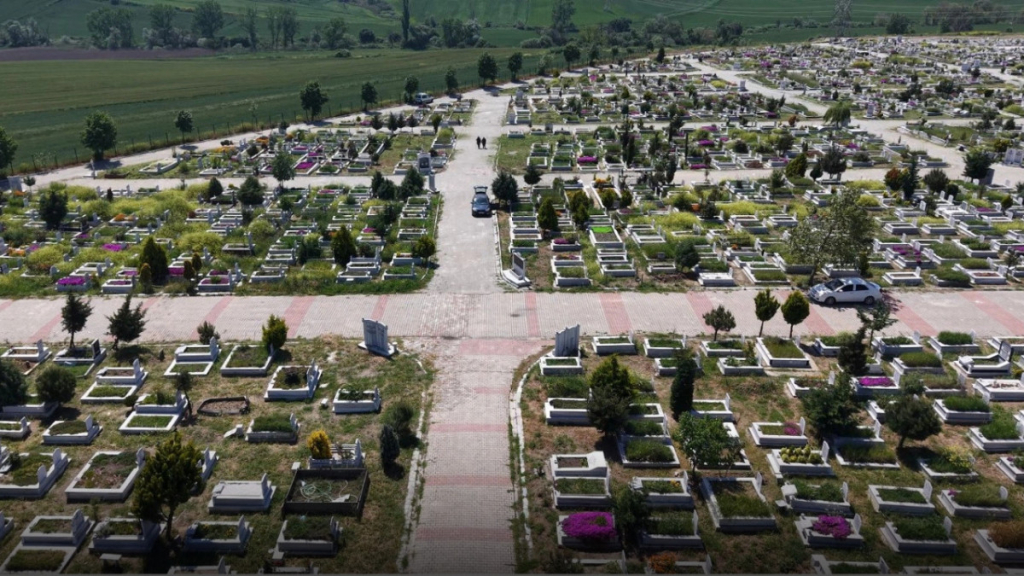 Tekirdağ Büyükşehir’den mezarlıklarda bayram mesaisi 4 Tekirdağ haberleri - Tekirdağ Büyükşehir’den mezarlıklarda bayram mesaisi