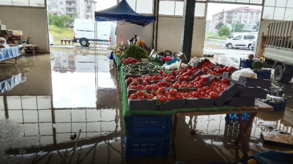 Tekirdağ haberleri - Tekirdağ’da sağanak sonrası Altınova Kapalı Pazar Yeri’ni su bastı