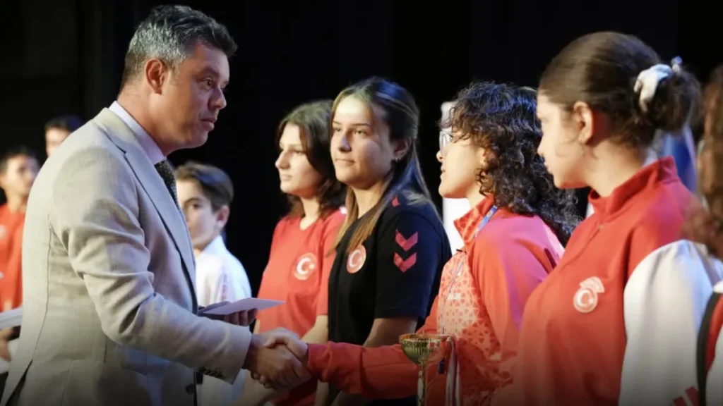 Çorlu haberleri - Çorlu’da başarılı öğrenciler ödüllendirildi