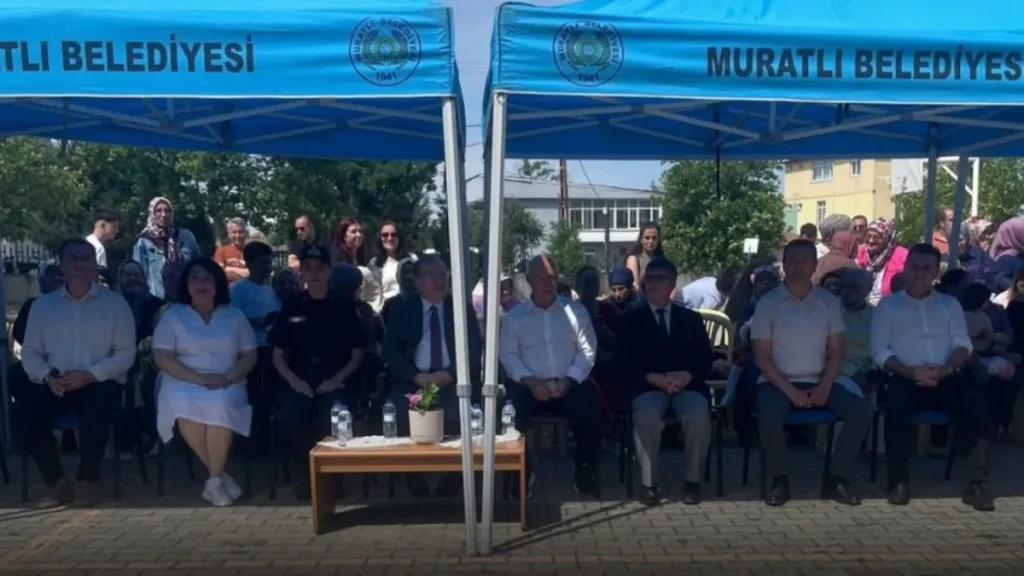 Muratlı’da “Maarifin Kalbinde Çocuk” şenliği renkli görüntülere sahne oldu 4 Muratlı haberleri - Muratlı’da Aşağısevindikli Şehit Erdoğan Erişik İlk/Ortaokulu tarafından düzenlenen “Maarifin Kalbinde Çocuk” Yıl Sonu Şenliği’nde öğrenciler gösterileriyle büyük beğeni topladı.