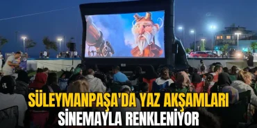 Süleymanpaşa haberleri - Altınova Mahallesi Millet Bahçesi'nde düzenlenen Açık Hava Çocuk Sineması etkinliğinde çocuklar animasyon filmi izliyor.