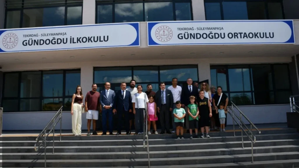 Tekirdağ'da yaz okulu ve eğitim yatırımları yerinde incelendi 4 Tekirdağ haberleri - Tekirdağ İl Millî Eğitim Müdürü Dr. Aziz Yeniyol, yaz okulunu ziyaret ederek öğrencilerle bir araya geliyor.