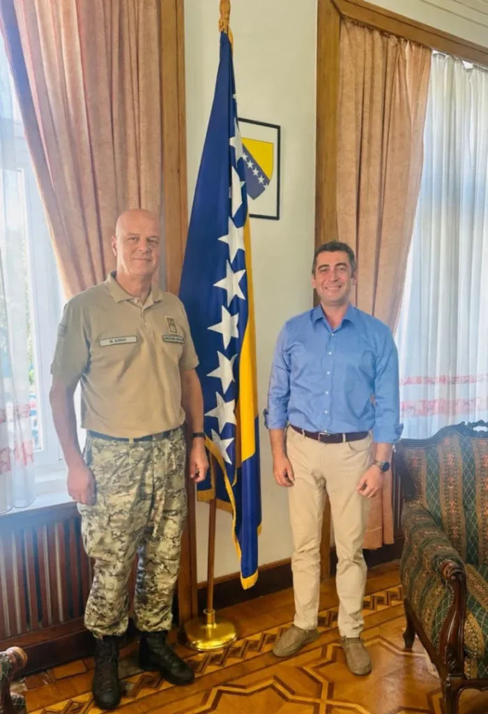 Bosna-Hersek Genelkurmay Başkan Yardımcısı General Mirsad Ahmiç ve Siyasal Bilgiler Fakültesi Dekan Yardımcısı ve Uluslararası İlişkiler Bölümü öğretim üyesi Dr. Öğr. Üyesi Barış Gürsoy,