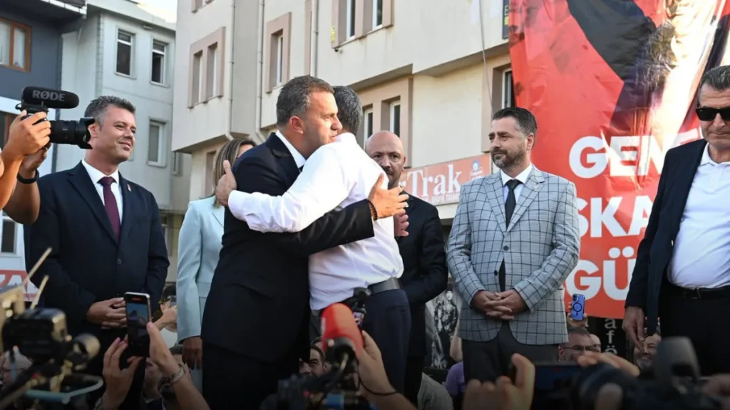 Süleymanpaşa haberleri - YENİ Parti Genel Başkanı Özgür Özel, Tekirdağ programında Süleymanpaşa Belediye Başkanı Volkan Nallar’a “Pire gibi hareketli, arı gibi çalışkan” diyerek övgüde bulundu.